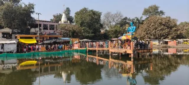 शिव मंदिरो में भारी संख्या में उमड़ी भक्तो की भीड़, " ॐ नमः शिवाय " 