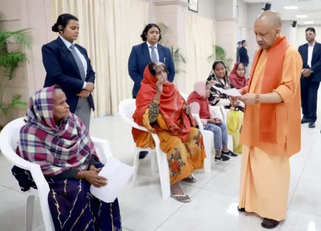  CM ने जनता दर्शन में लोगो से की भेंट, बच्चों से बोले - मन लगाकर पढ़ो, खूब खेलो और खिलते रहो 
