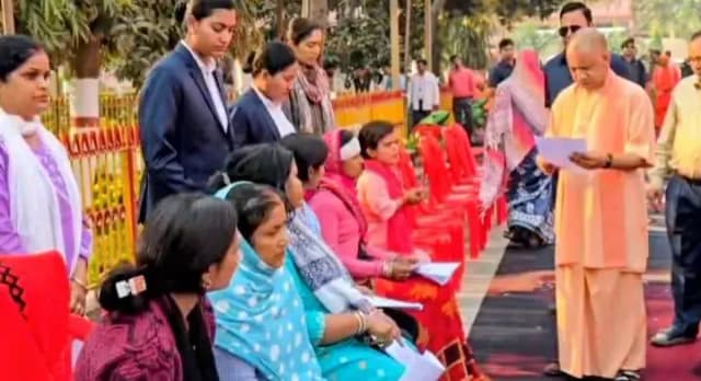 गोरखपुर में मुख्यमंत्री योगी आदित्यनाथ जनता दर्शन में,सुनीं 150 लोगों की समस्याएं