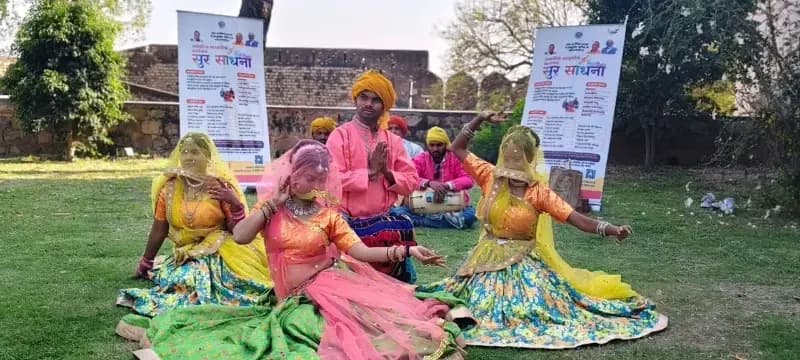 
 UP में 'सुर साधना' की गूंज, 22 जिलों में स्थानीय कलाकारों को मिला बड़ा मंच