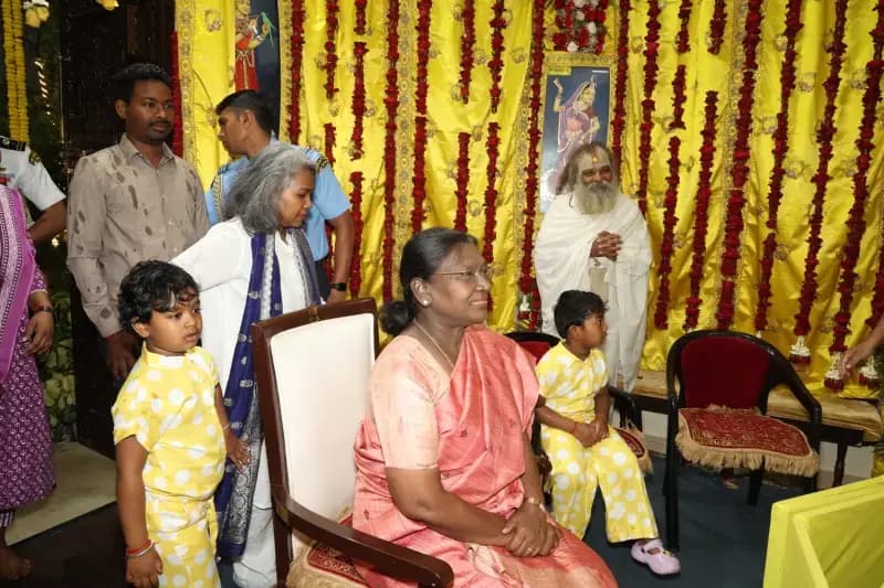 राष्ट्रपति द्रौपदी मुर्मू संत प्रेमानंद महाराज के आश्रम पहुंची
