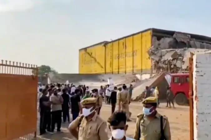 प्रयागराज में कोल्ड स्टोरेज की बिल्डिंग का हिस्सा ढहा,20 मजदूरों के दबे होने की आशंका