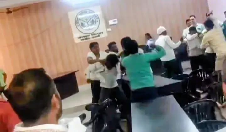 गोरखपुर में पोखरी के पट्टे के विवाद में दो पक्षों में मारपीट,वीडियो वायरल 