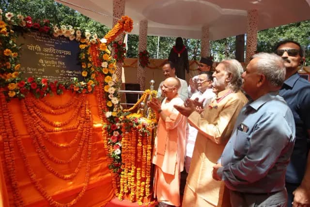 CM  ने भारतेंदु नाट्य अकादमी में 5 से 12 अप्रैल तक चलने वाले स्वर्ण जयंती नाट्य समारोह का किया शुभारंभ 
