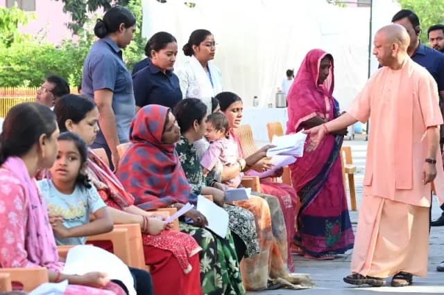   CM योगी ने जनता दर्शन में 200 लोगों सुनी की समस्याएं