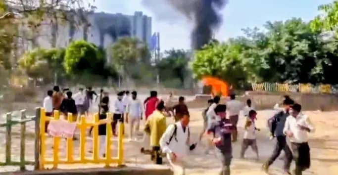 नोएडा में कंपनी के कर्मचारियों का जोरदार प्रदर्शन,सैलरी बढ़ाने की मांग 