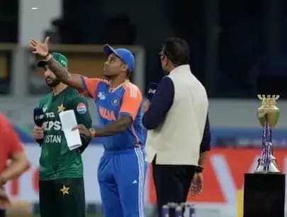 हैंडशेक के मुद्दे पर भड़के संजय मांजरेकर, टीम इंडिया को दी नसीहत