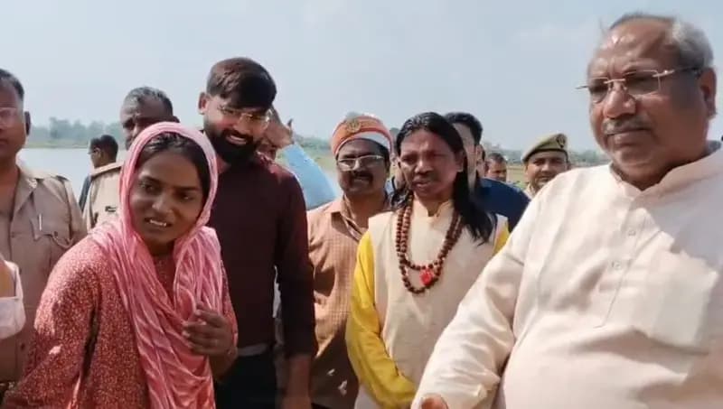 गोमती नदी में फेंकी गई मरी मछलियां तालाब से लायी गई