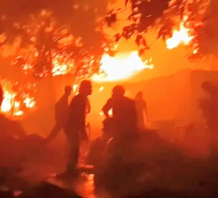 सीतापुर के सदरपुर क्षेत्र में आकाशीय बिजली गिरने से बड़ा हादसा, 14 घर जलकर खाक