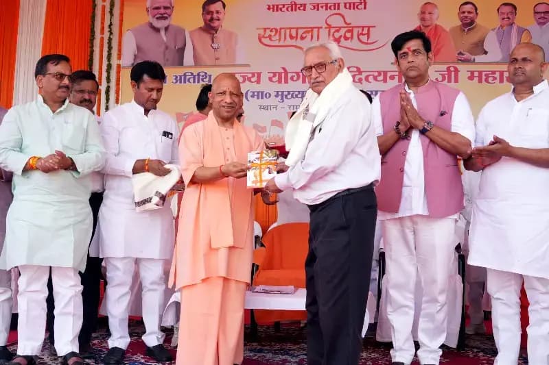 BJP के स्थापना दिवस पर CM ने गोरखनाथ मंदिर के हिंदू सेवाश्रम भवन पर फहराया पार्टी का झंडा